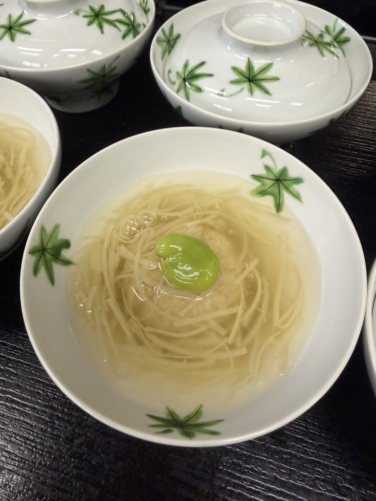 竹の子饅頭・お吸い物をお楽しみください